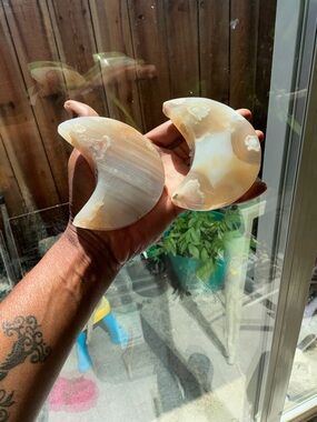 Handheld Beige Agate Crescent Moon Decor - Natural Stone Accent